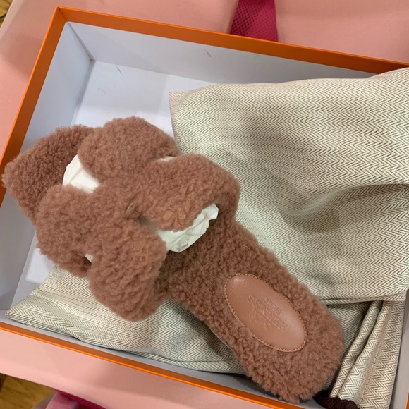 Hermes Oran Rose Aube shearling Sandals - Picture 2 of 6